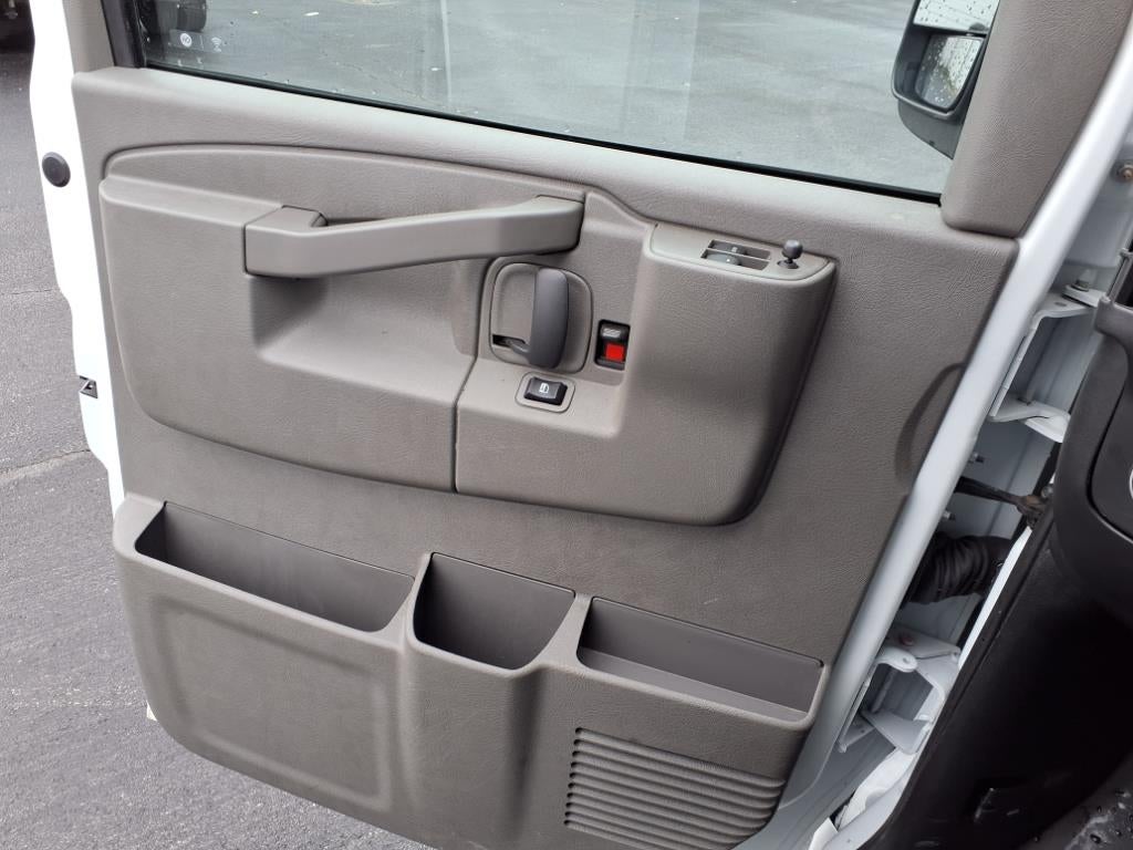 2023 Chevrolet Express Passenger 3500 1LS