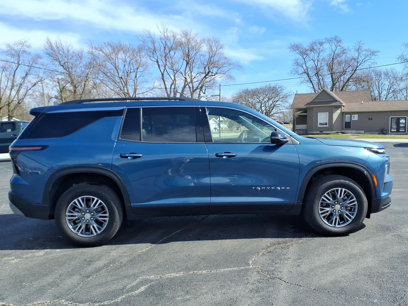 2025 Chevrolet Traverse LT