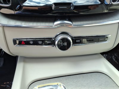 2023 Volvo XC60 B6 Ultimate Dark Theme
