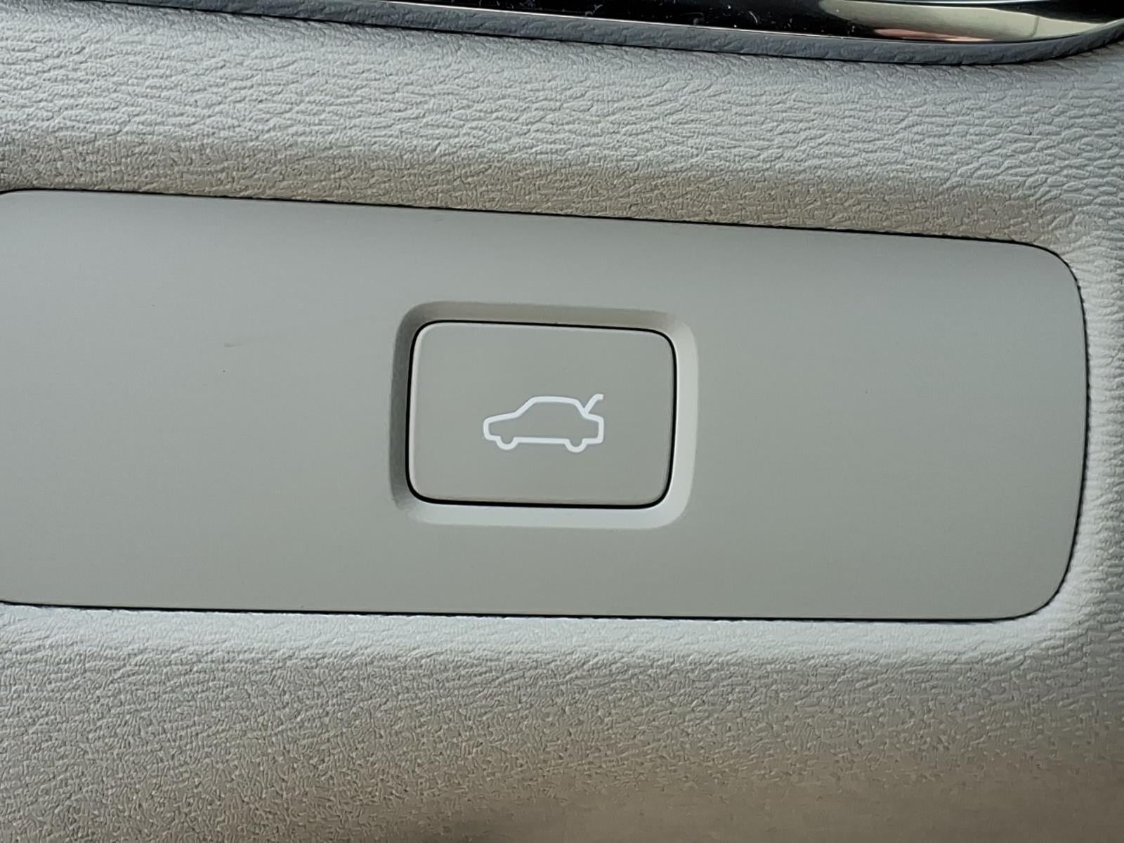 2023 Volvo XC60 B6 Ultimate Dark Theme