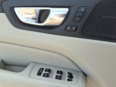 2023 Volvo XC60 B6 Ultimate Dark Theme