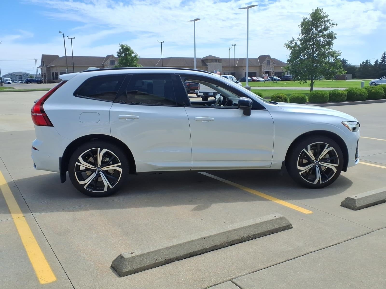 2023 Volvo XC60 B6 Ultimate Dark Theme