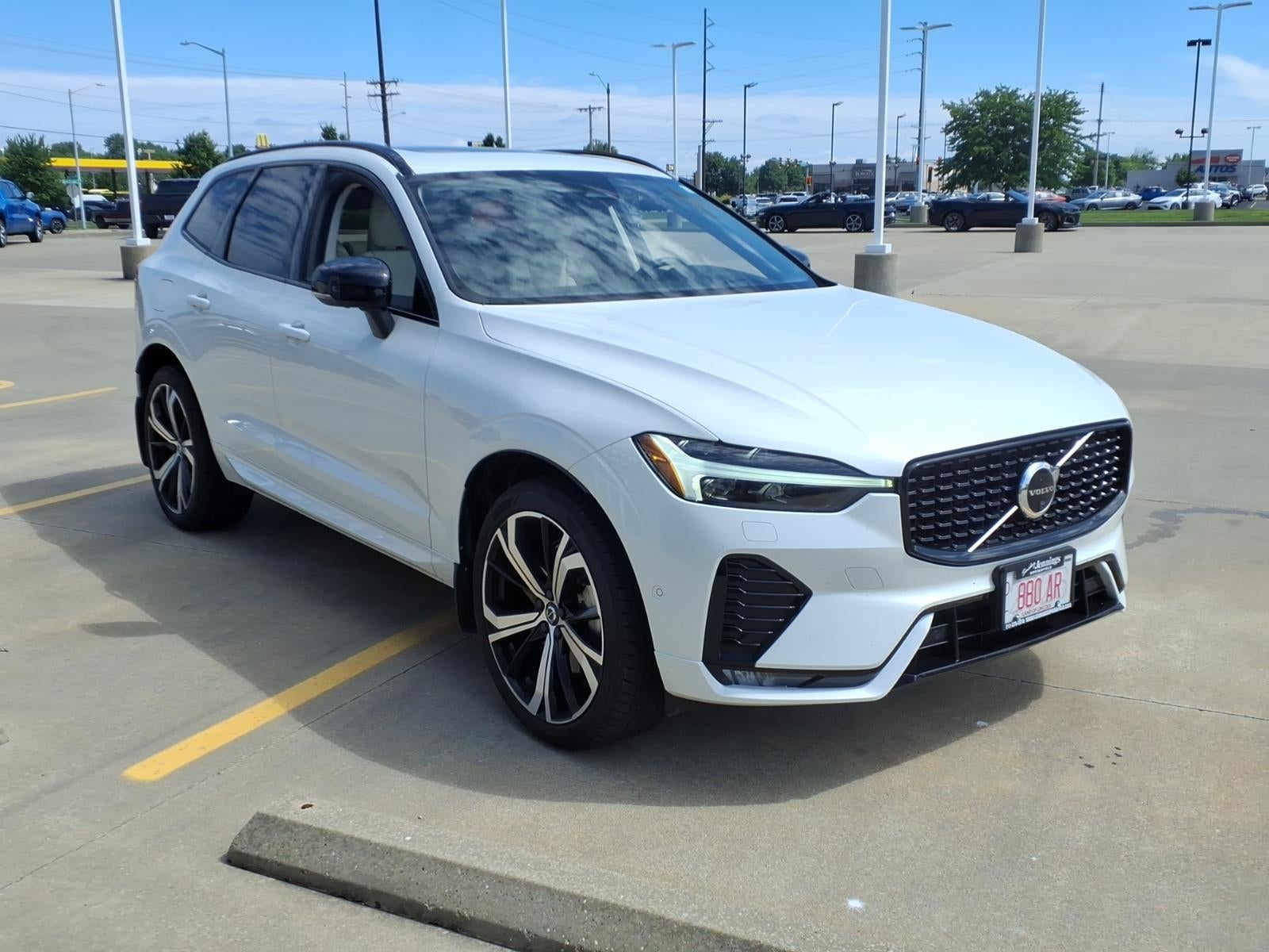 2023 Volvo XC60 B6 Ultimate Dark Theme