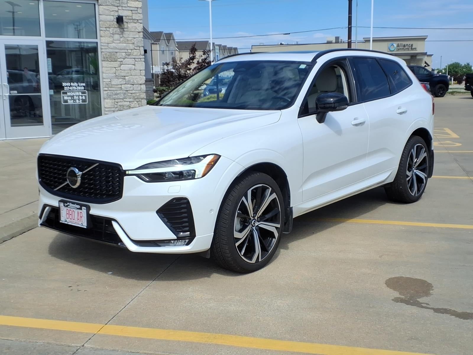 2023 Volvo XC60 B6 Ultimate Dark Theme